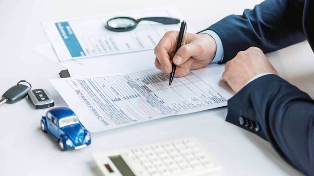 personne signe contrat assurance voiture